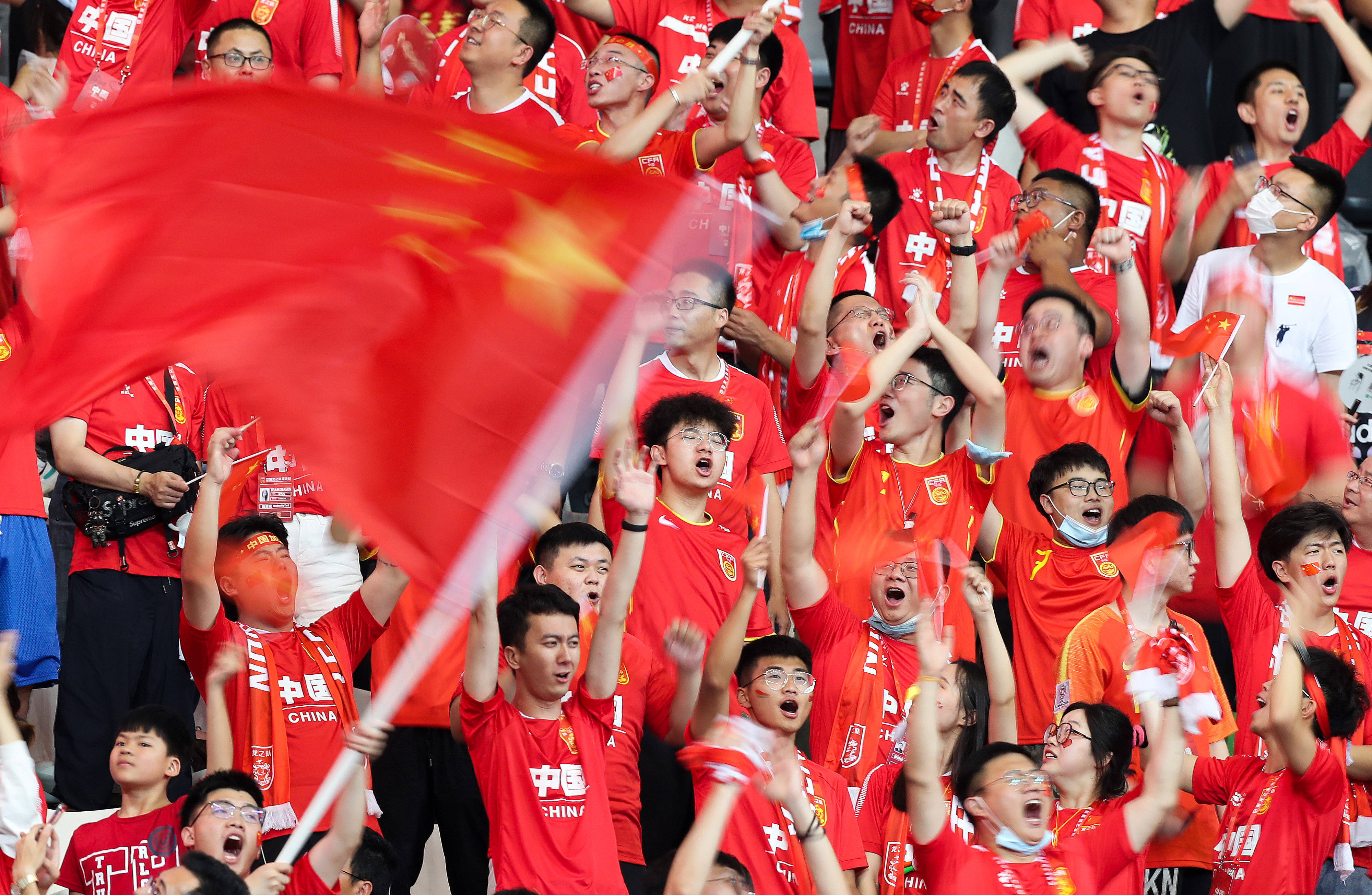 关于米兰体育:中国男足最新阵容“备战世预赛”，球迷：希望他们能全力以赴，争取好成绩！的信息