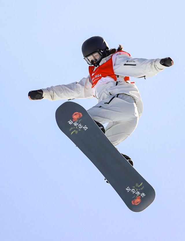 米兰体育:冬季运动的魅力所在，滑雪与单板滑雪的对决