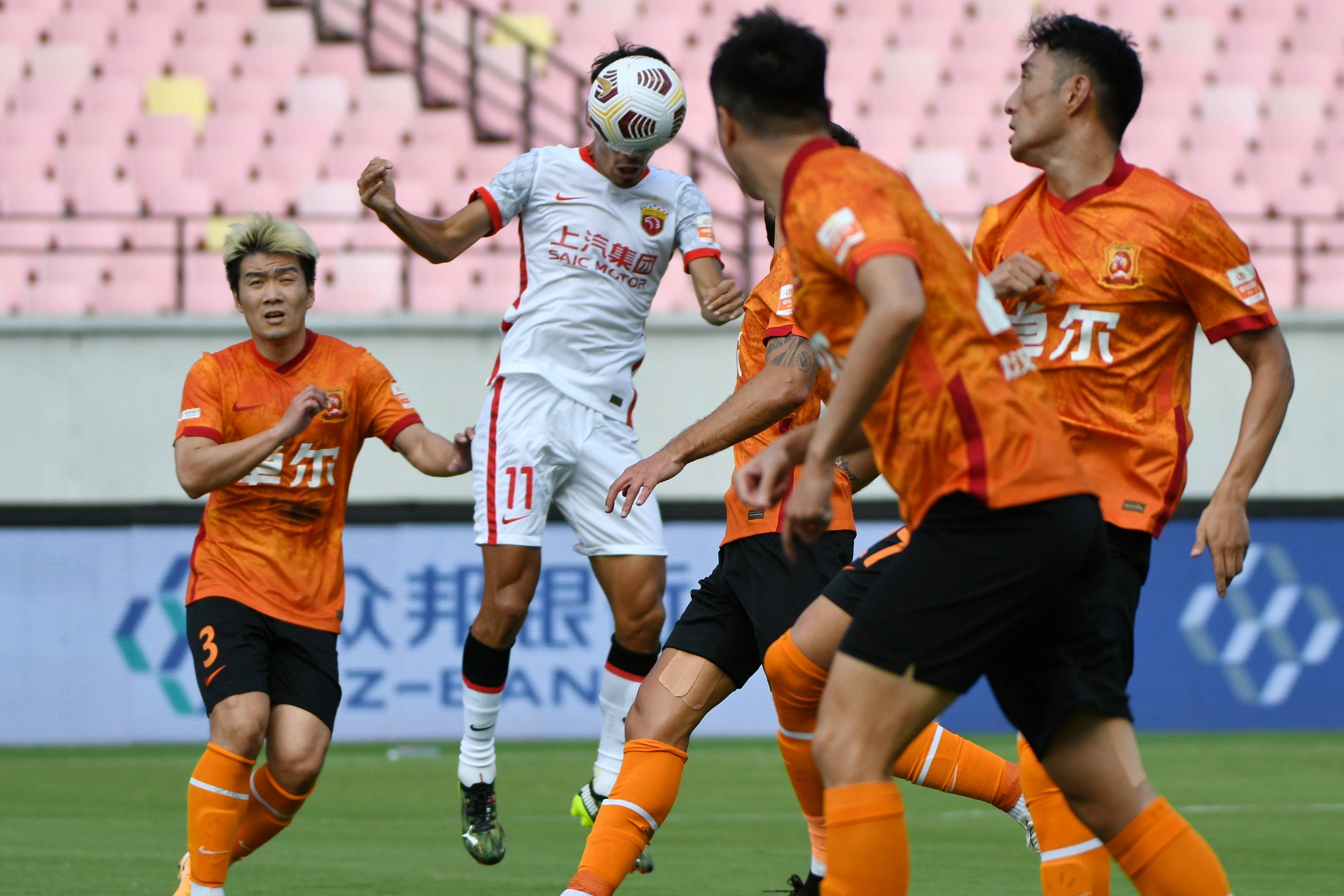 包含米兰体育:上海海港队“人傻钱多”，球迷：有钱也不能这么任性！的词条