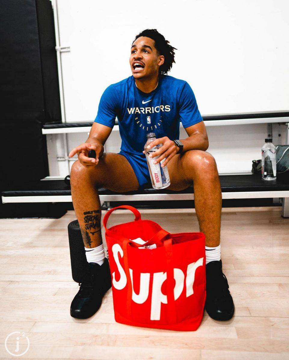 米兰体育：勇士队训练营：杰克逊-戴维斯展现运动能力，争夺轮换位置