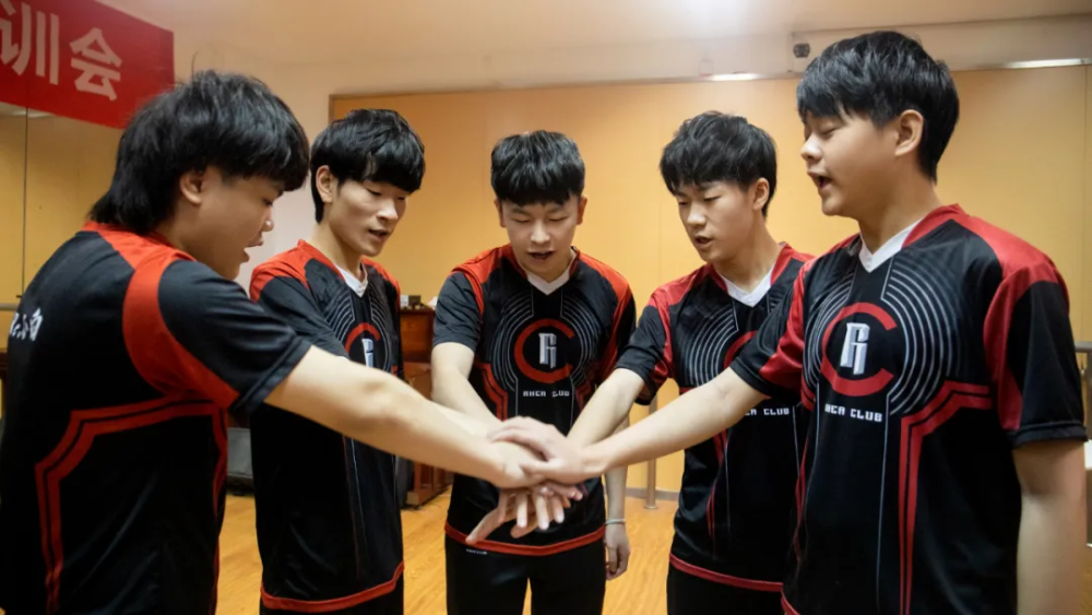 米兰体育:全民电竞技能大赛：选手们的成长与突破