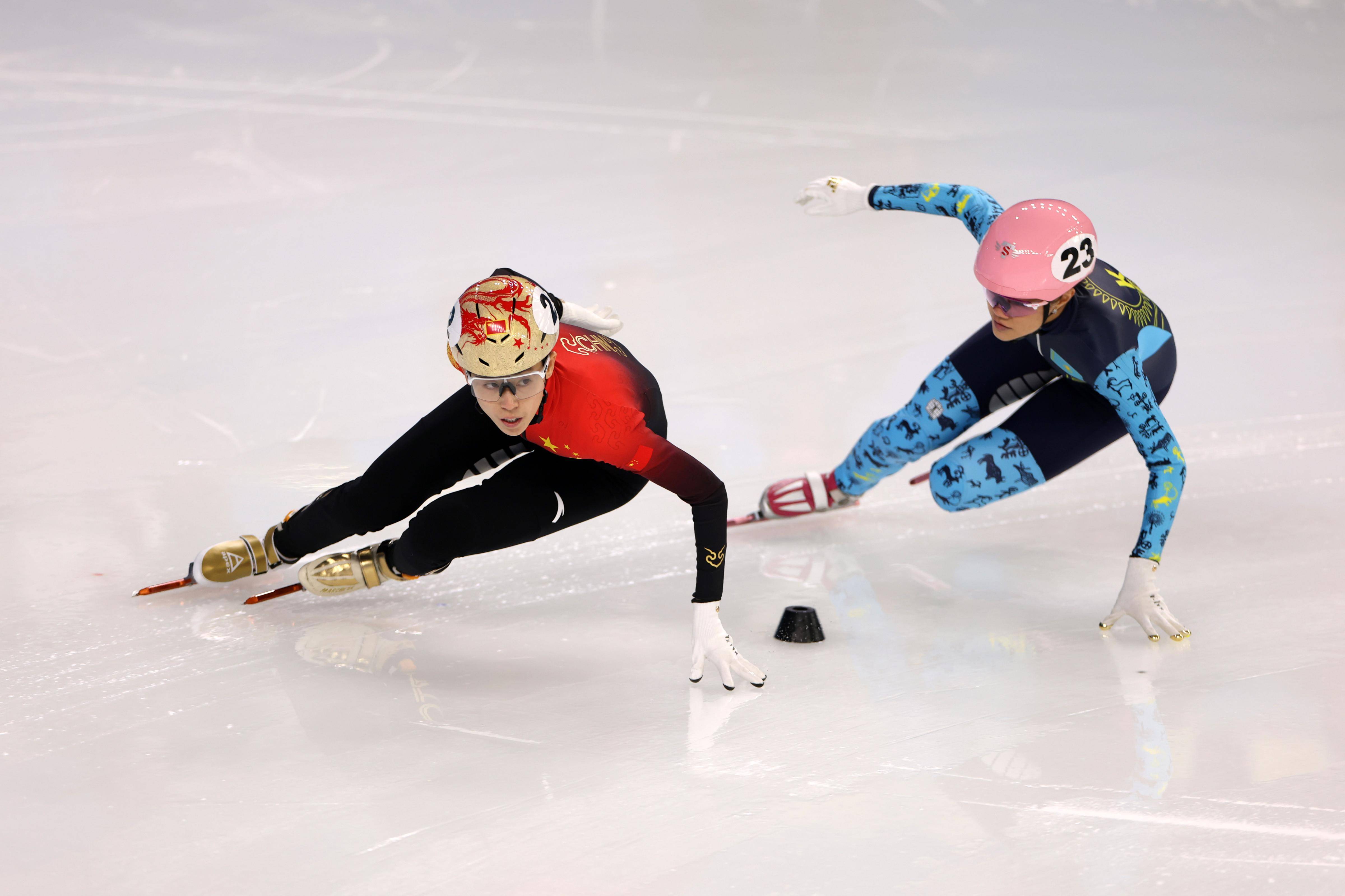 包含米兰体育:冰壶世锦赛，精准策略决定胜负的词条