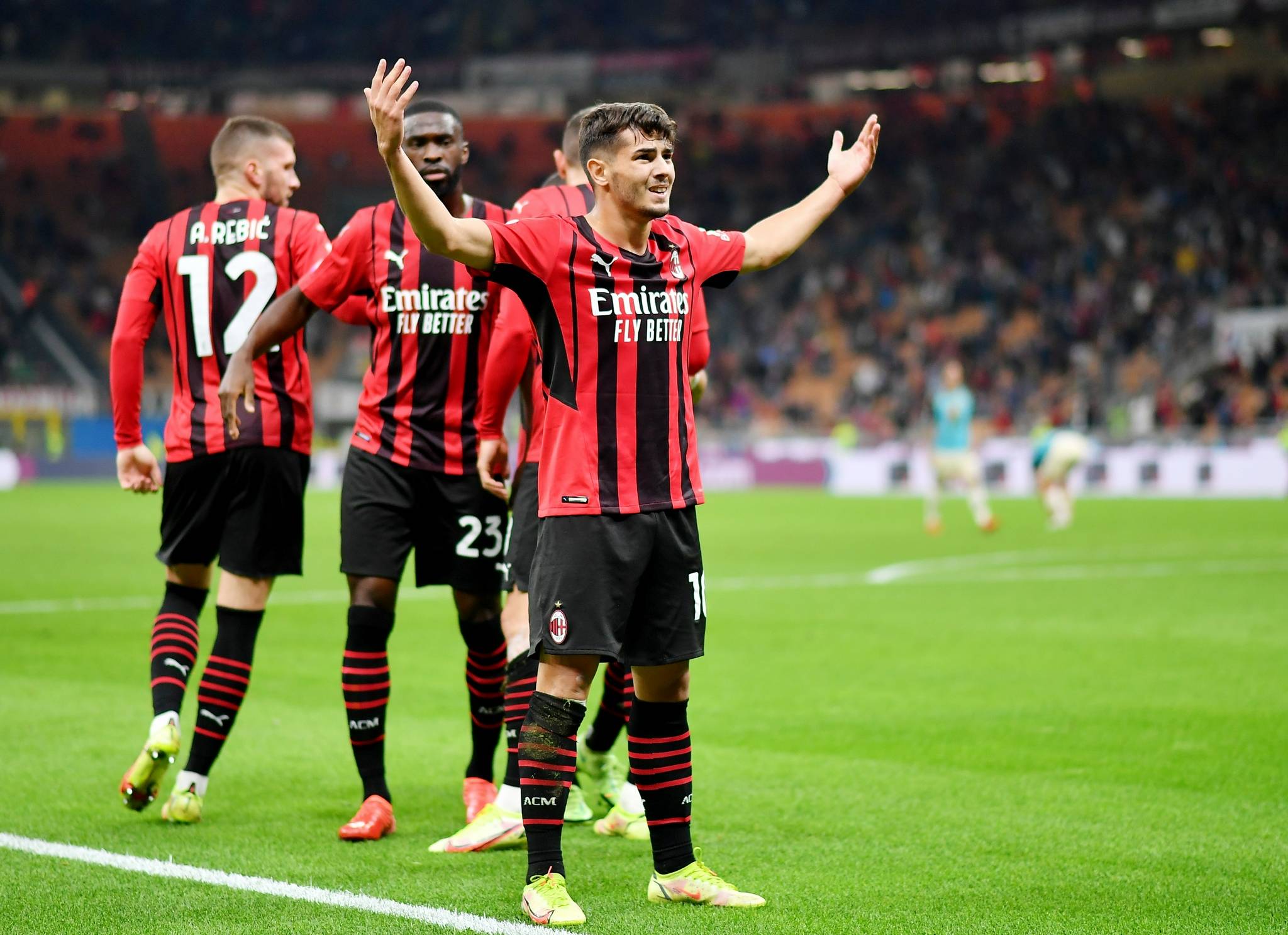 米兰体育:足球队阵容构建的艺术，成功组成战斗组合