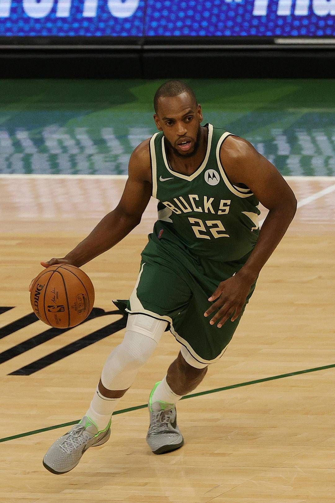 米兰体育：雄鹿队新赛季：米德尔顿能否重返全明星级别，在季后赛中发挥关键作用，帮助球队赢得总冠军？的简单介绍